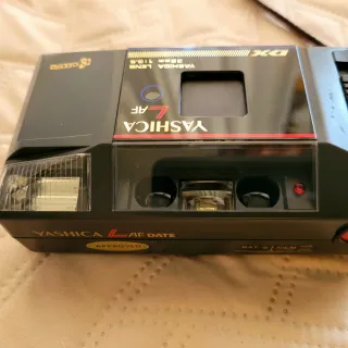 Cámara Yashica AF DX con funda