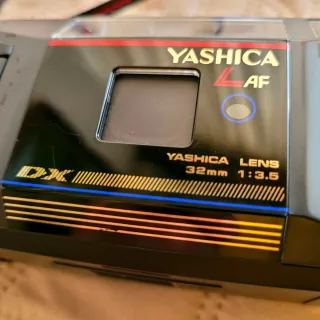 Cámara Yashica AF DX con funda