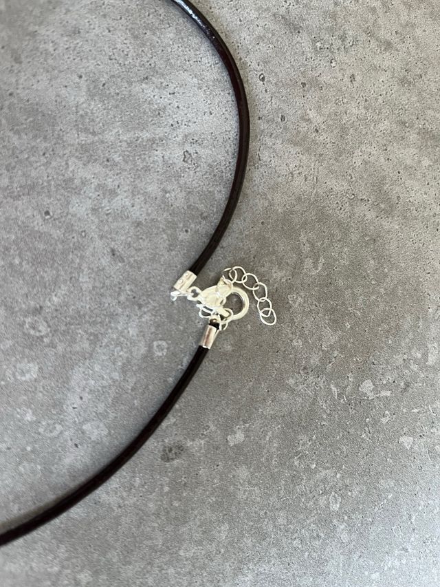 Collar cuero marrón y colgante plata