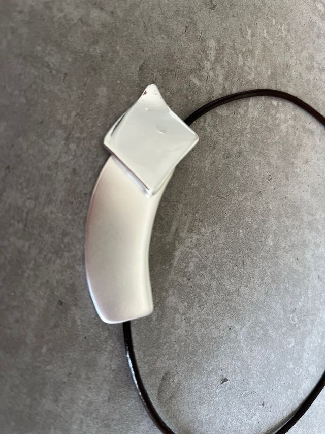 Collar cuero marrón y colgante plata