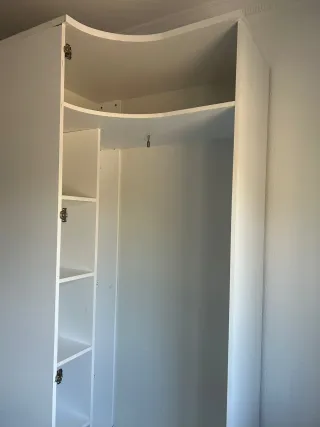 Armadio ad angolo per bambini con ante curve rosa e B