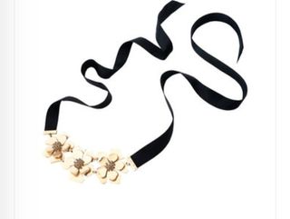 Collana con fiori oro e nastro nero