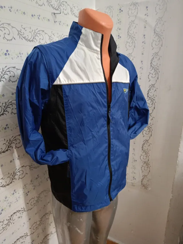 Chaqueta deportiva azul y blanca
