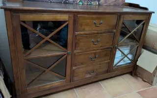 Aparador de madera maciza con puertas de cristal