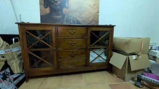 Aparador de madera maciza con puertas de cristal