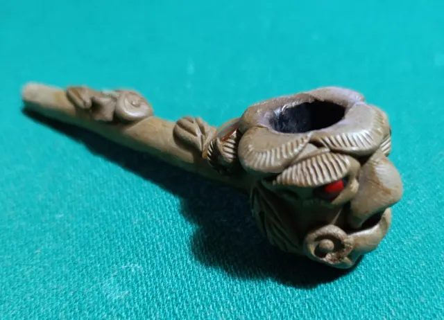 Scultura in legno con occhi rossi