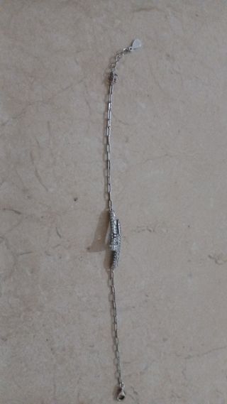 Pulsera plateada con detalles brillantes