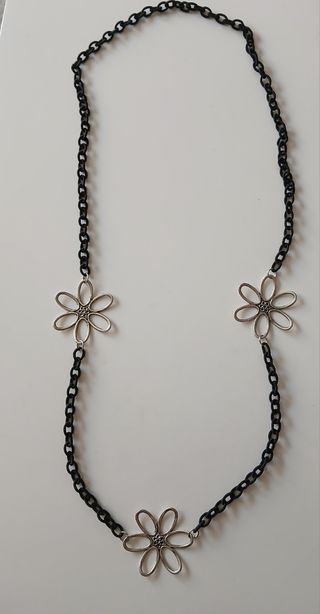 Collar largo con flores plateadas