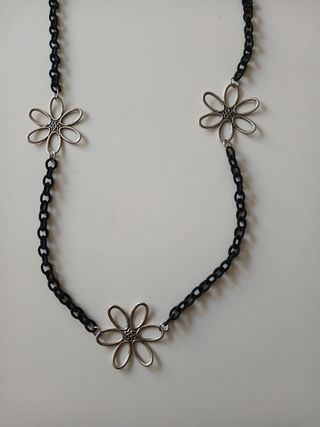 Collar largo con flores plateadas