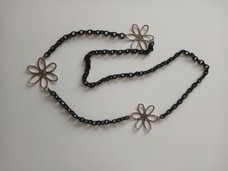 Collar largo con flores plateadas