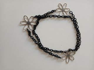 Collar largo con flores plateadas