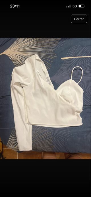 Top blanco asimétrico manga larga