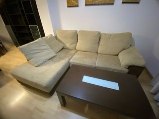Sofá chaise longue con canapé.