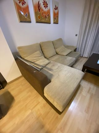Sofá chaise longue con canapé.