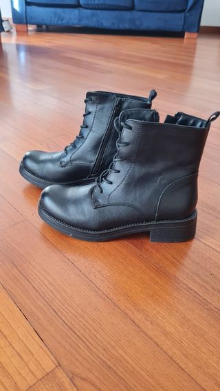Stivaletti neri donna con zip e lacci