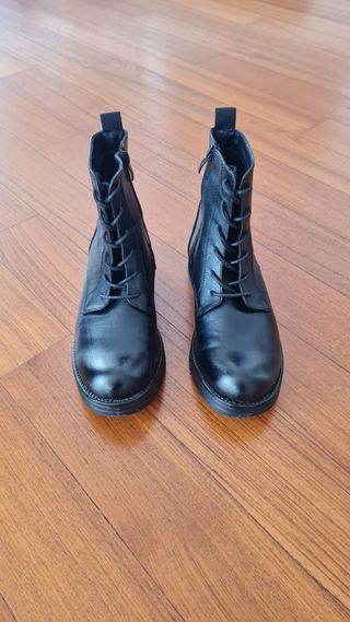 Stivaletti neri donna con zip e lacci