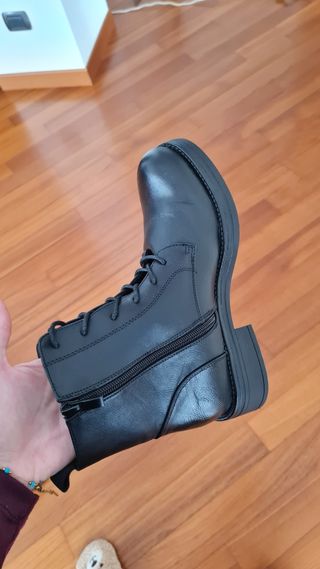 Stivaletti neri donna con zip e lacci
