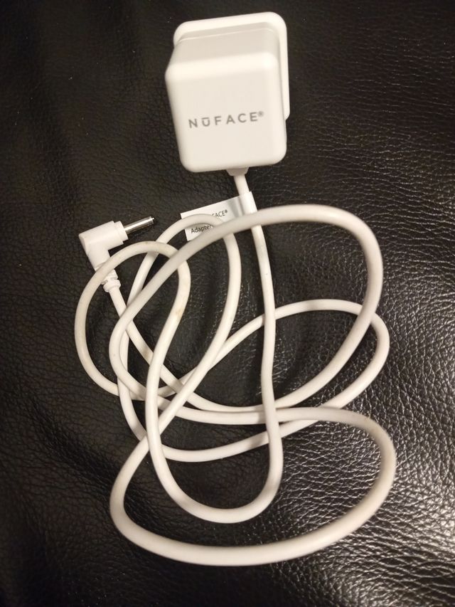 Cargador NuFACE Blanco Cable masajeadores faciales