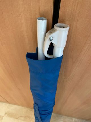 Sombrilla Fiatc Seguros Playa Azul y Blanca