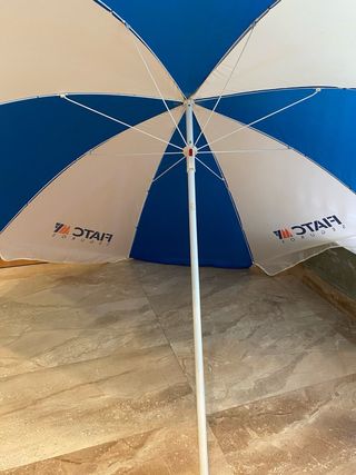 Sombrilla Fiatc Seguros Playa Azul y Blanca