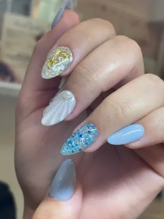 Uñas acrílicas decoradas