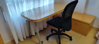 Mesa de cristal y madera