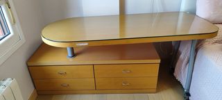 Mesa de cristal y madera