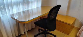 Mesa de cristal y madera