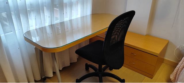 Mesa de cristal y madera