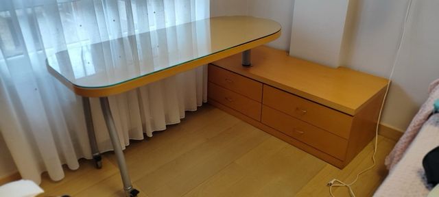 Mesa de cristal y madera