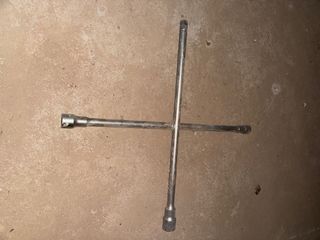 2 Llaves de Cruz Camión Excavadora