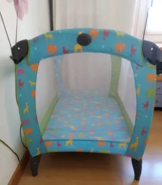 Parque cuna infantil con animales