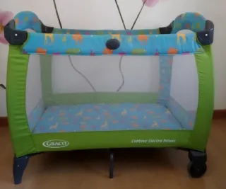 Parque cuna infantil con animales