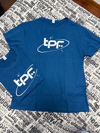 Camiseta azul con logo TPF