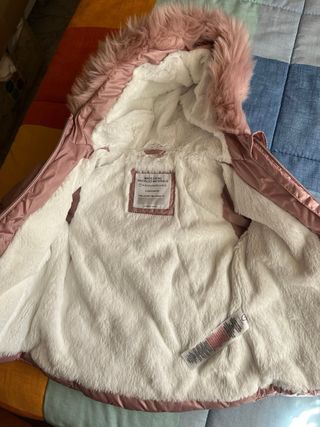 Abrigo rosa con capucha y pelo
talla 12 meses