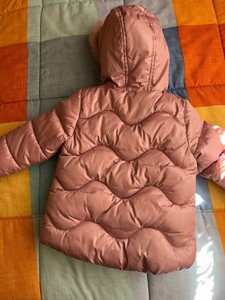 Abrigo rosa con capucha y pelo
talla 12 meses