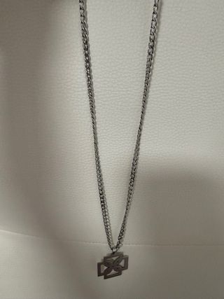 Collar Duko Plateado
cadena 60 cm
colgante 35x35