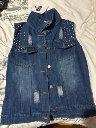 Chaqueta vaquera desgastada con perlas