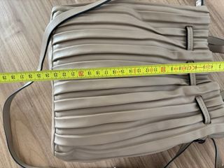Bolso saco beige plisado