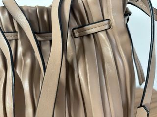 Bolso saco beige plisado
