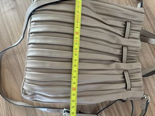 Bolso saco beige plisado