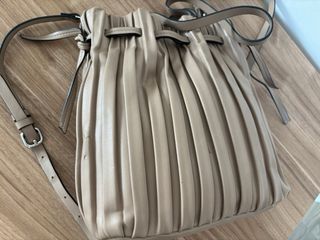 Bolso saco beige plisado
