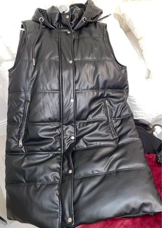 Chaleco de Zara largo de polipiel con capucha