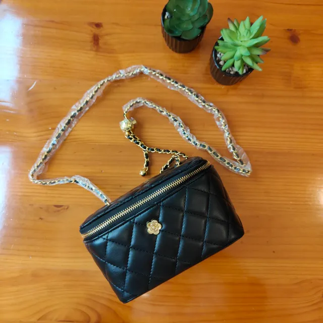 Bolso negro guateado con cadena dorada