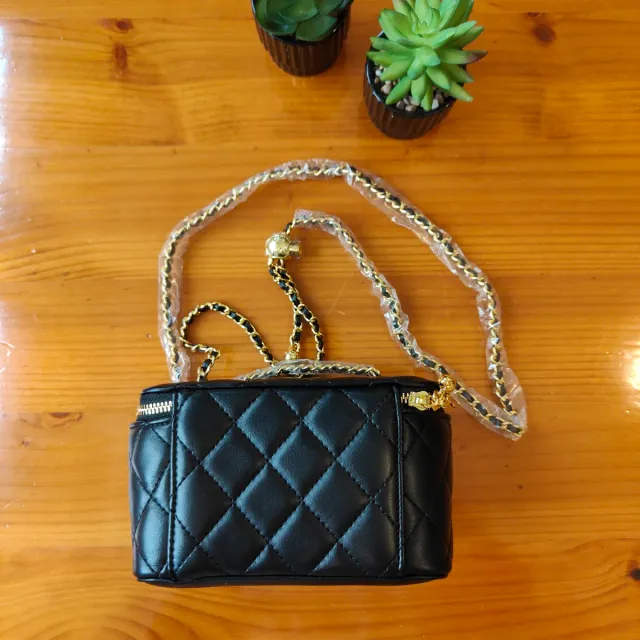 Bolso negro guateado con cadena dorada
