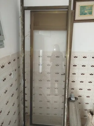 Puerta de aluminio con cristal
En Alcalá de xivert