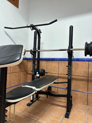 Banco y máquina de musculación