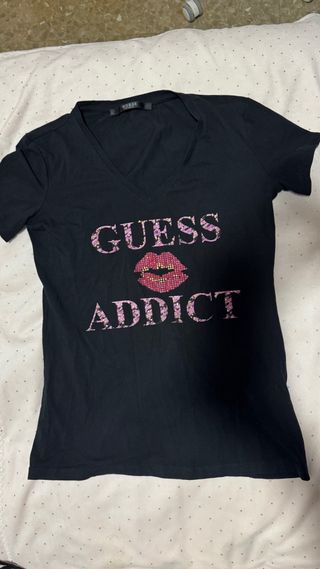 Camiseta Guess Negra con Estampado de Labios