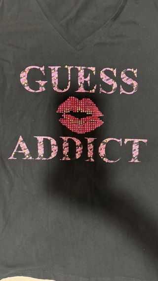 Camiseta Guess Negra con Estampado de Labios
