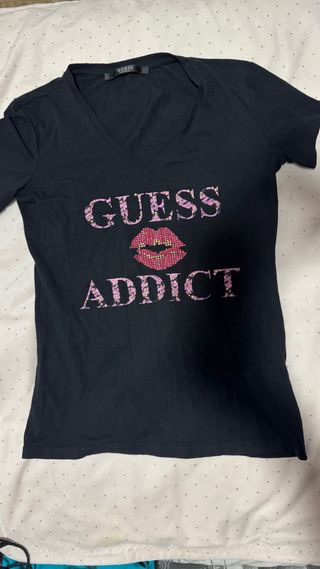 Camiseta Guess Negra con Estampado de Labios
